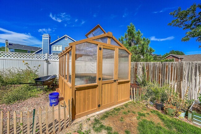 Building Photo - $2,495, 3 beds, 2.5 bath Updated Home in Co Springs with Fenced In Yard!