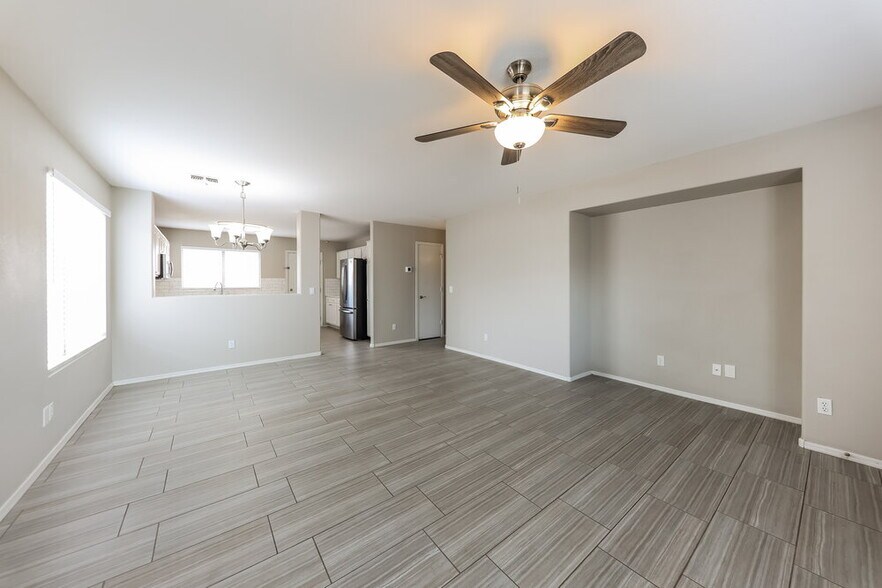 Building Photo - 9246 N 86th Ave