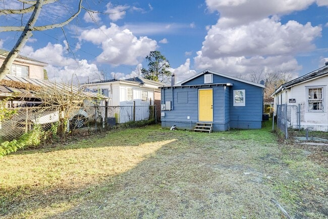 Building Photo - Updated 3BR, 2BA Craftsman Home Minutes from Downtown Savannah