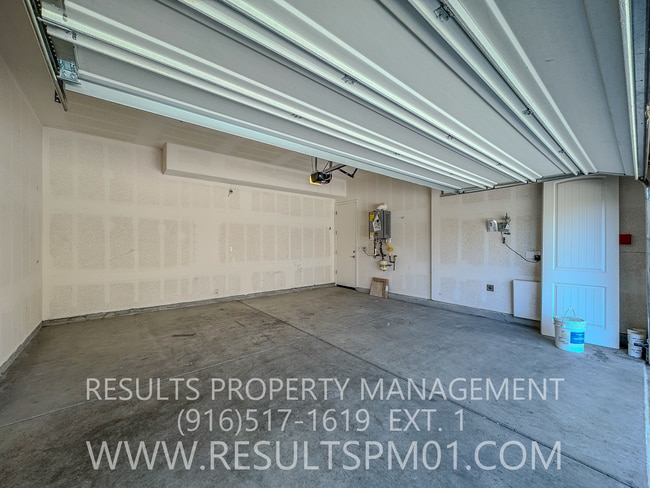 Building Photo - Beautifully upgraded Four bedroom w Loft