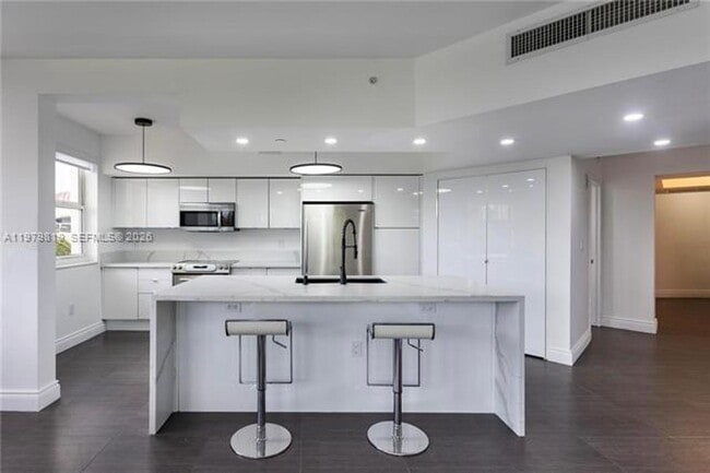 Building Photo - 19900 E Country Club Dr