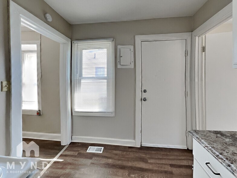 Building Photo - 1709 E Tabor St