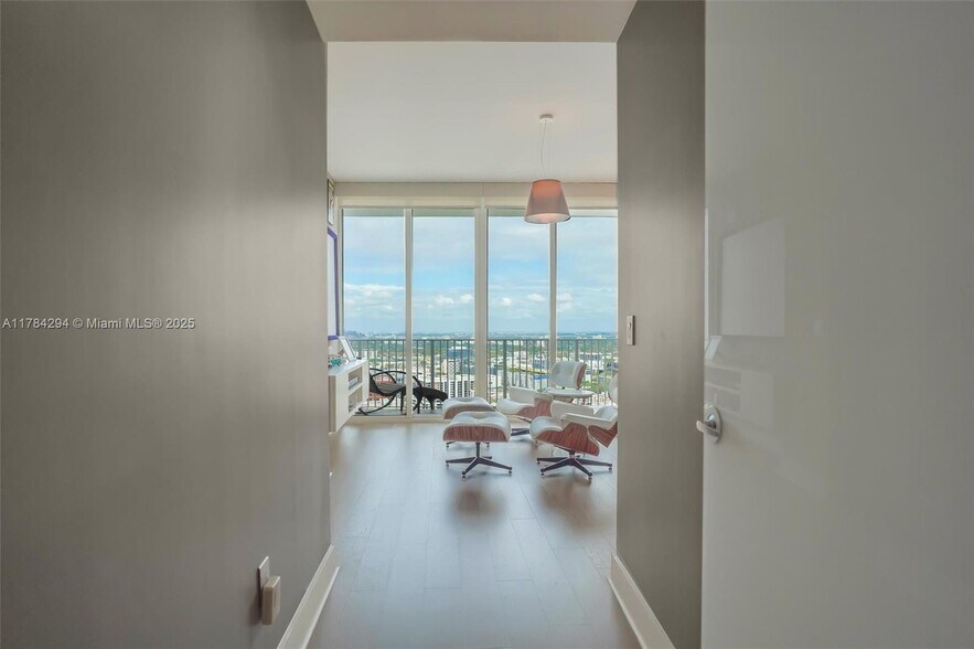 Building Photo - 2020 N Bayshore Dr