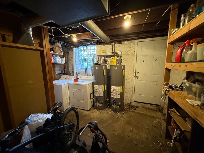 Building Photo - 2215 Victor St