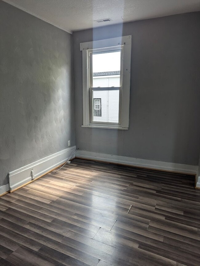 Building Photo - MOVE IN READY 4 Bedroom in the Heart of Portsmouth!
