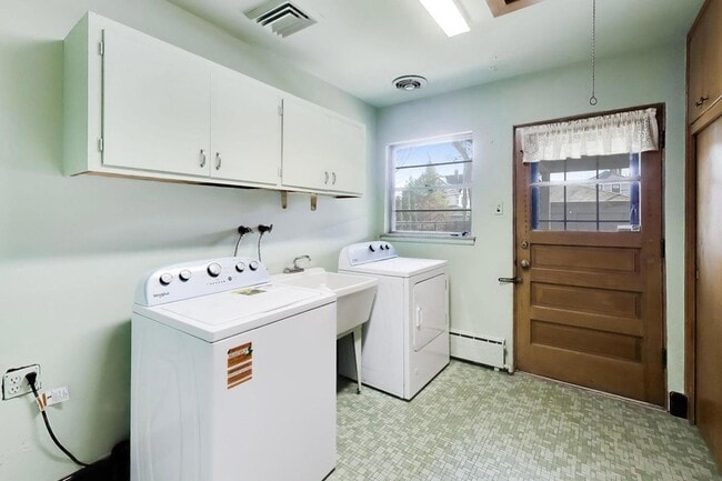 Building Photo - 545 Thatcher Ave