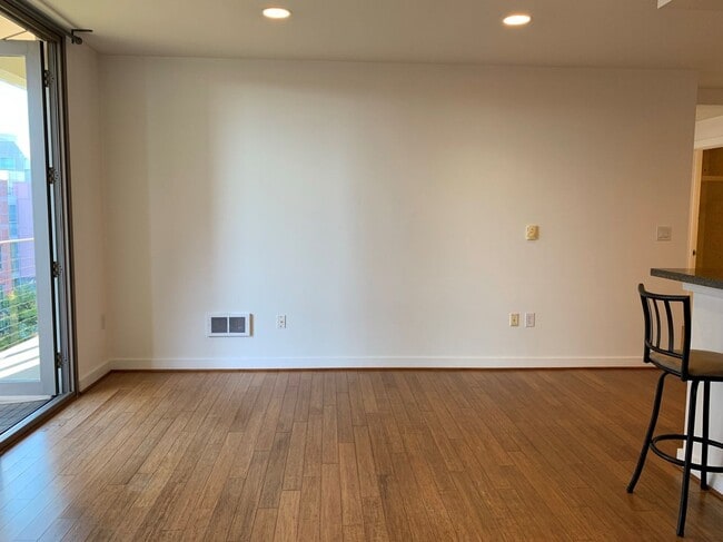 Building Photo - $500 OFF FOR FIRST MONTH RENT!!! Two Bedro...