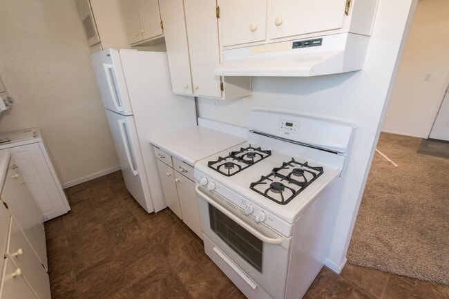 Building Photo - Cozy Condo! 2 Bedroom, 1 Bath, Washer & Dryer and Jacuzzi included!