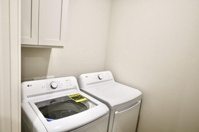 Building Photo - 532 Cosmos St