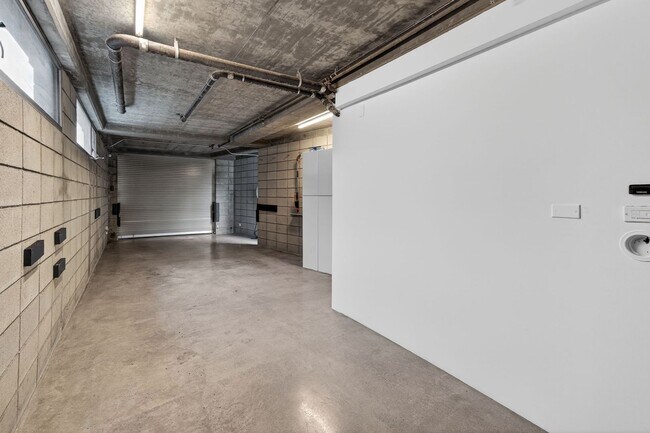 Building Photo - Discover this striking 3 bedroom apartment for rent in Venice, offering 4 bathrooms, contemporary...