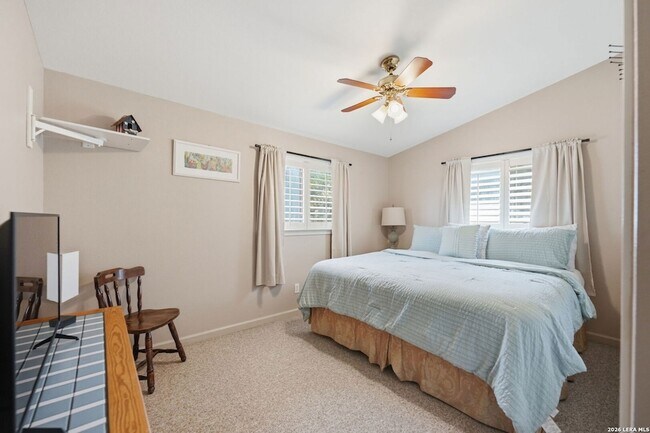 Building Photo - 2681 Lakeview Dr