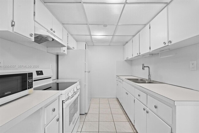 Building Photo - 17500 N Bay Rd