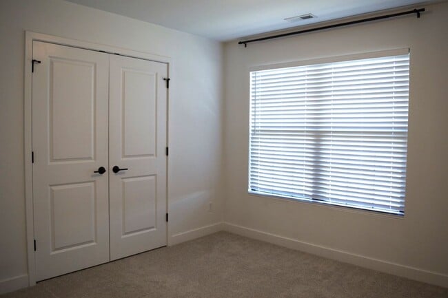 Building Photo - Modern 3 Bed 2 Bath House in Willow Falls!