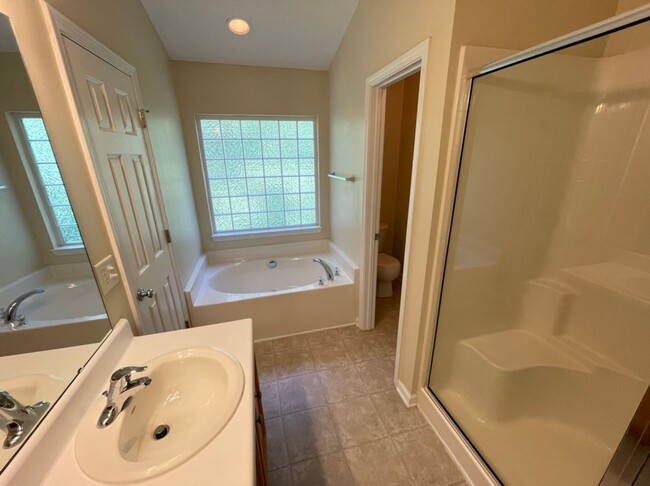 Building Photo - Beautiful 3 Bedroom End-Unit Townhouse