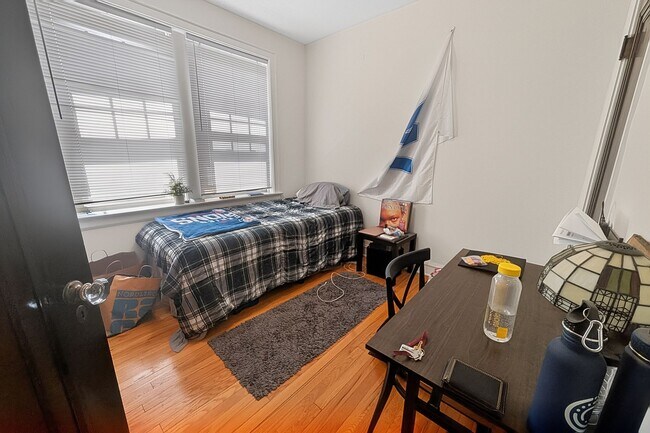 Building Photo - Bright and Sunny Updated 3-bed/1-bath near Loyola