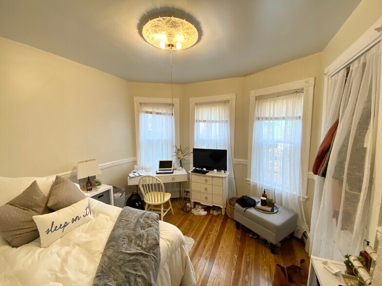 Building Photo - 97 Calumet St