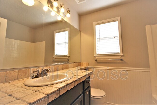 Building Photo - 3300 N Elmstone Ave