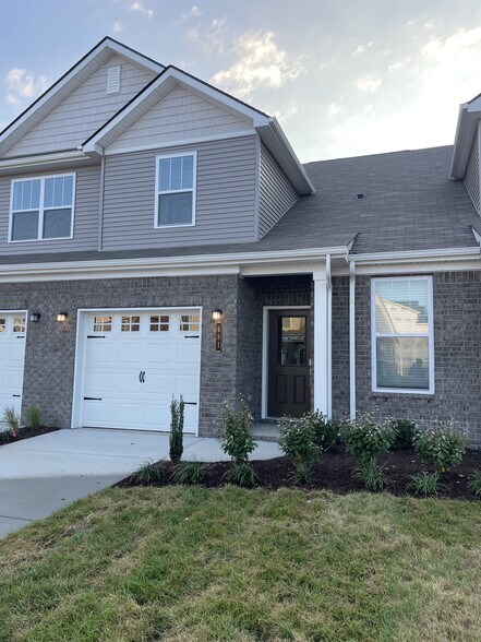 Building Photo - 681 Birdie Dr