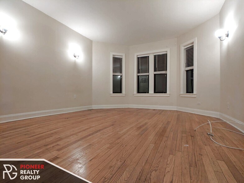 Building Photo - 4038 N Ashland Ave