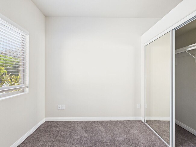 Building Photo - NEW NEW NEW remodeled -3bedroom/3bath Town...