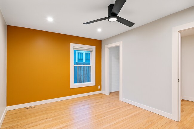 Building Photo - Charming Downtown Home!