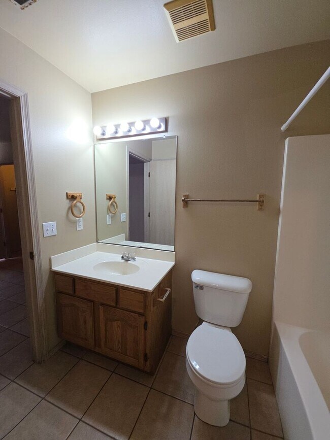 Building Photo - 1002 N Greenwich Ave