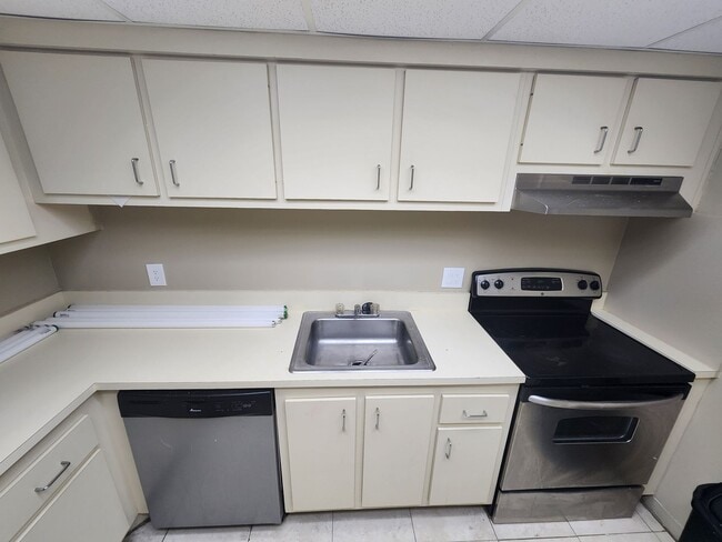 Building Photo - Large Nice and Clean 1BR/1.5BA with Great Layout  in Prime Inverrary Location (Rent includes wate...