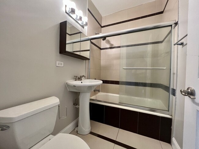 Building Photo - Renovated 2 Bed / 1 Bath in Logan Square — $1,925/mo, In Unit Laundry, Central Air, Dishwasher In...