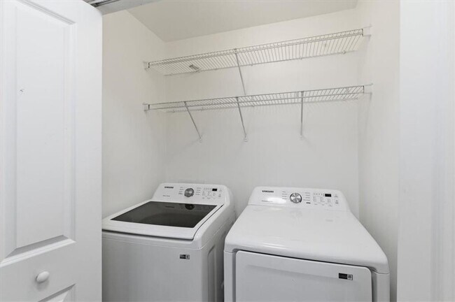 Building Photo - 1076 N Village Dr