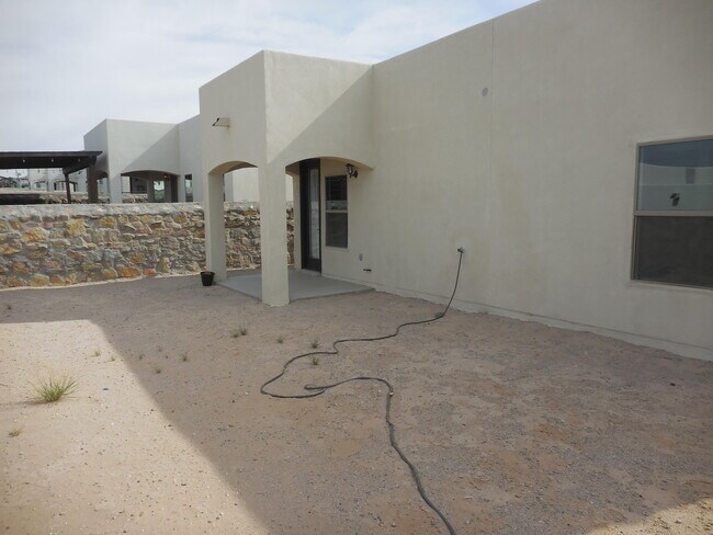 Building Photo - 213 Epsom Dr
