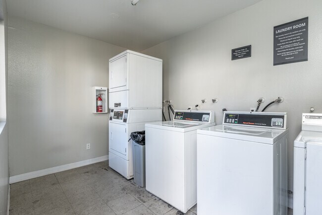 Laundry Facility - Summit Pointe Apartments