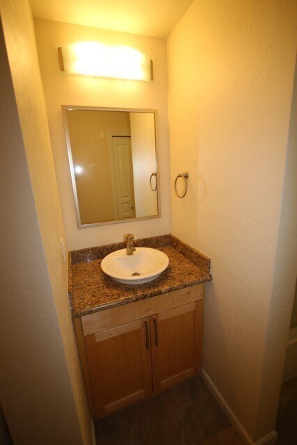 Building Photo - 2 Bedroom Condo close to Downtown and Shop...