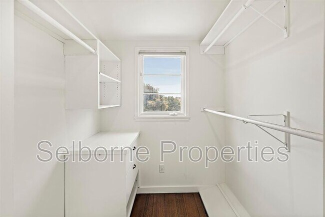 Building Photo - 25 Selborne Dr
