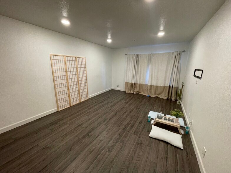 Building Photo - 4041 Oakcrest Dr