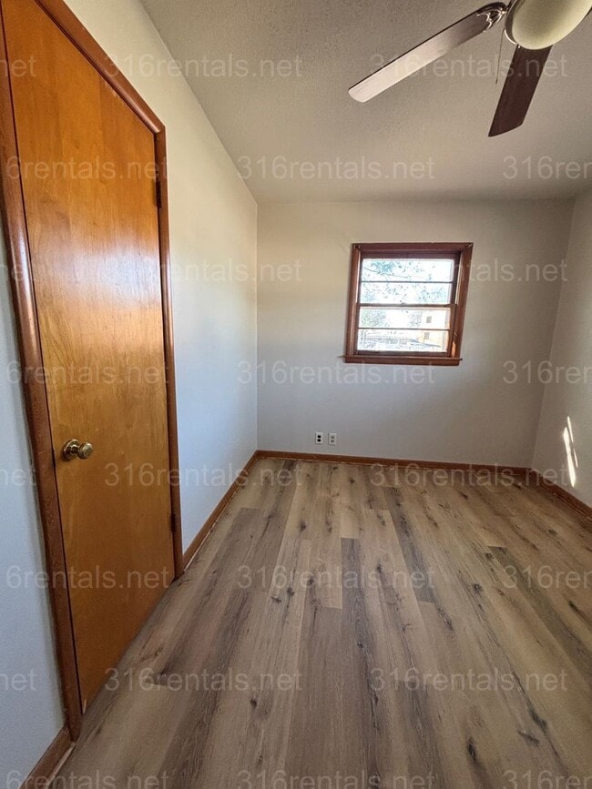 Building Photo - 2 bed 1 bath house available!
