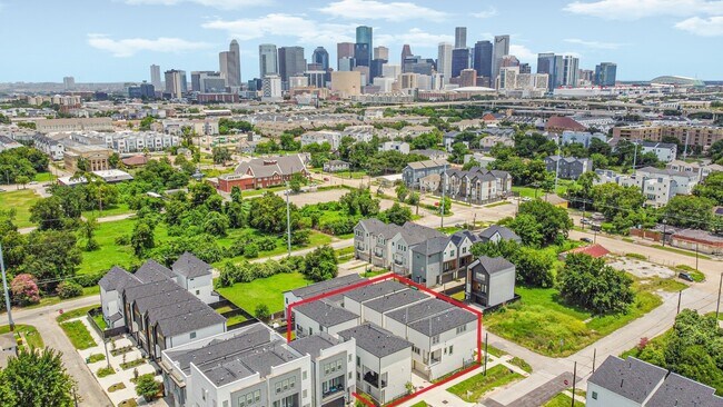 Primary Photo - 2708 Nagle St