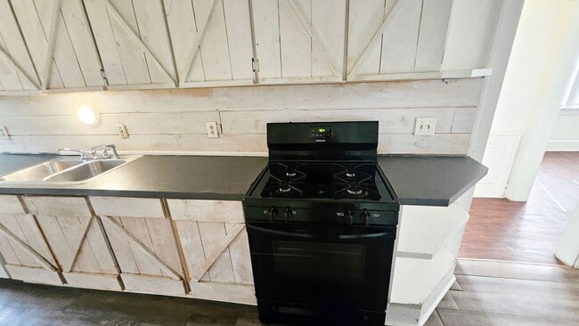 Building Photo - Duplex in the heart of historic NW OKC!