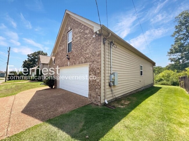 Building Photo - 3-Bed/2-Bath Home with Fireplace and 2-Car Garage/Available Now!