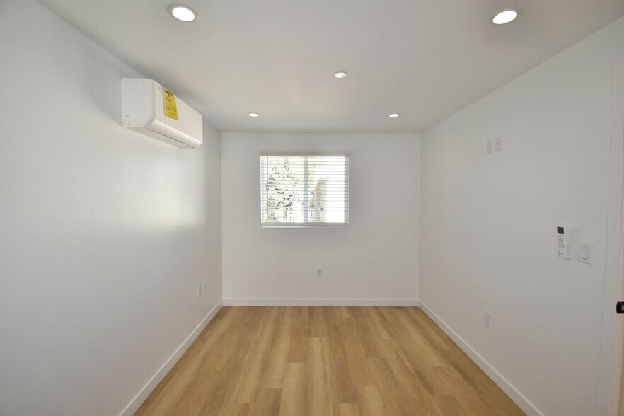 Building Photo - 14830 Dickens St