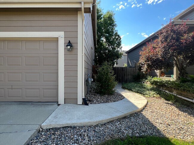 Building Photo - Spacious 4 Bedroom House in Firestone Avilable August!