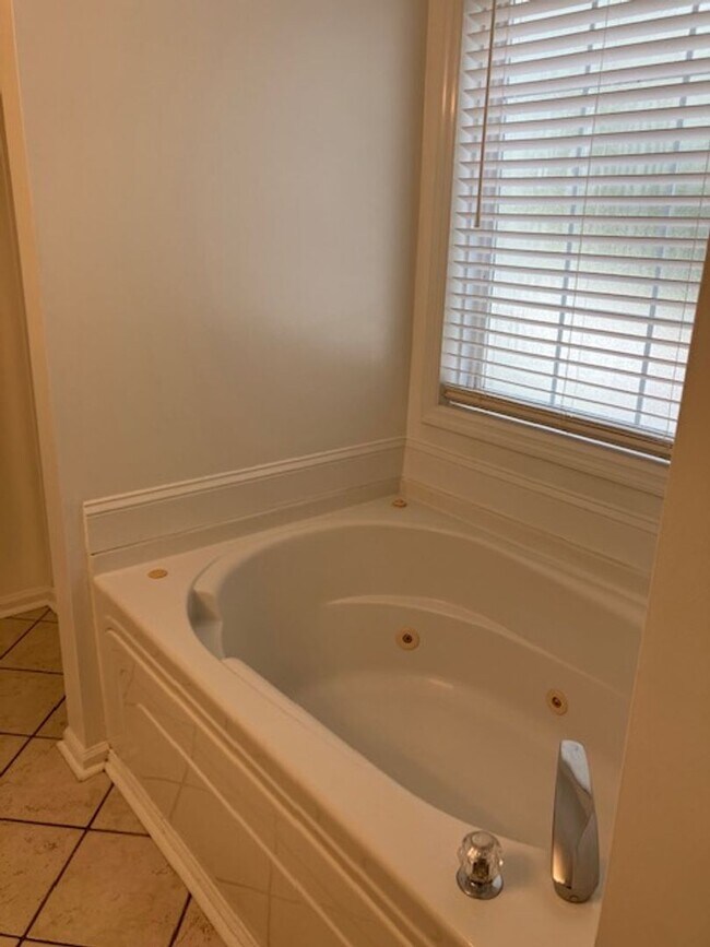 Building Photo - 909 Litchfield Way