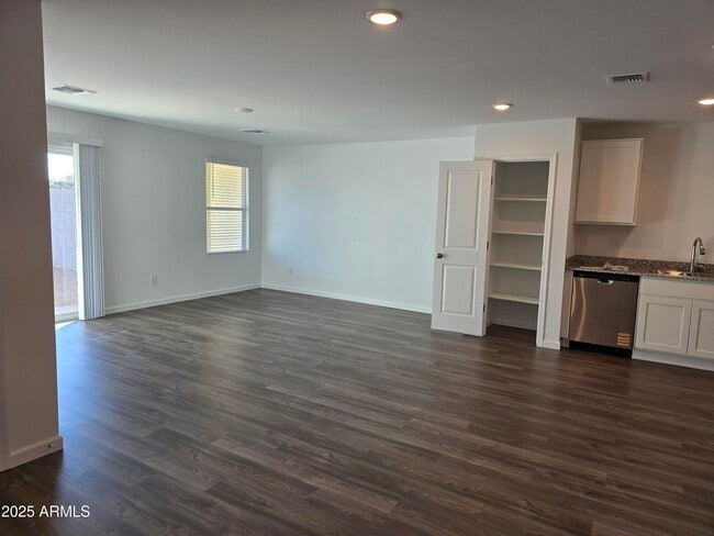 Building Photo - 729 Dylan Ct