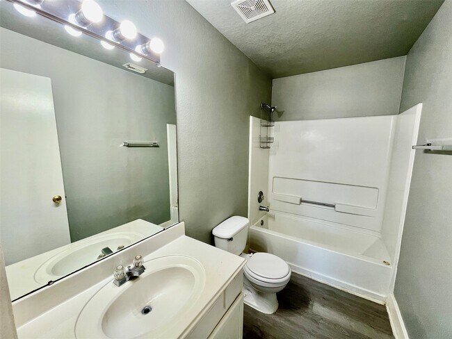 Building Photo - 6103 Settlers Square Ln