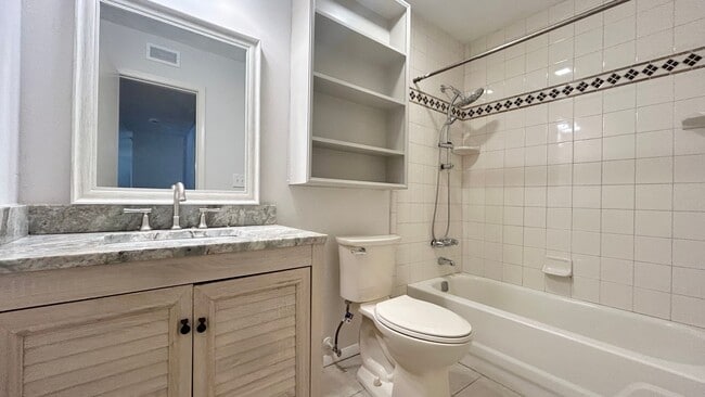 Building Photo - Vinings Run 1 Bedroom Condo, Minutes from ...