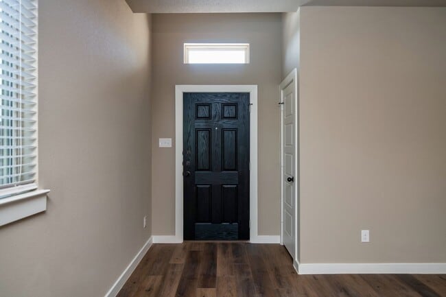 Building Photo - GORGEOUS 3 BEDROOM DUPLEX LOCATED IN MIDLO...