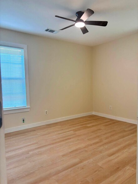Building Photo - 1415 Comal Ave