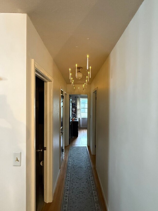 Building Photo - Beautiful 4 bed 2.5 Bath Bloomington SF Ho...