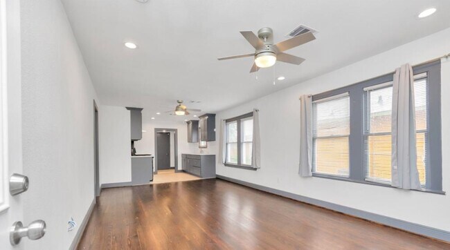 Building Photo - 806 Caplin St