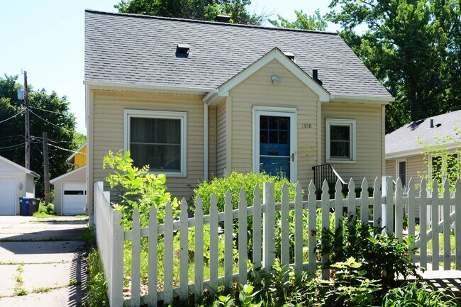 Building Photo - Cozy 2-Bed 2-Bath Home in St. Paul - Available Now!