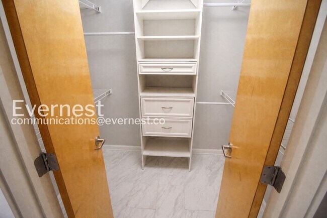 Building Photo - Chic 1 Bed, 1 Bath Condo with Carport/ Available Now!